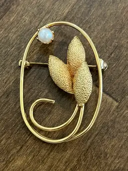 Vintage Oval Goldtone Elegant Brooch With Faux Pearl