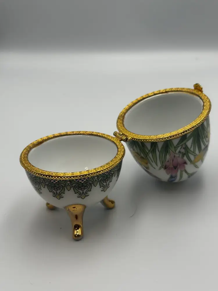 A13 A hinged porcelain egg trinket box with a hand-painted floral design