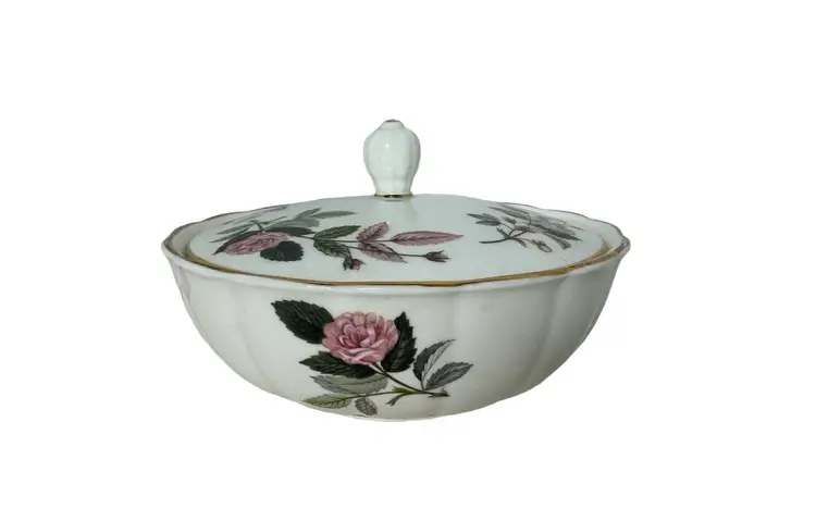 Lovely vintage Wedgwood Hathaway Rose bone china covered /lidded candy bowl/trinket dish. Lightly scalloped edges with gold trim (some wear to gold) and a simple rose floral pattern. Beautiful condition no cracks or
chips. Minor discoration from age other inside. see all photos
5.5 diameter approximately 3” tall
