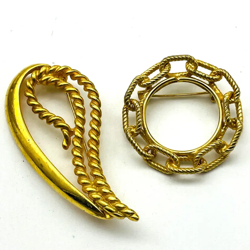 Gold Tone Brooch Lot of 2 Paisley Rope and Rope Chain Circle 18171