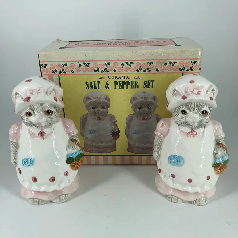 Vintage Mrs Bonnet Granny Kitty Cat Ceramic Salt & Pepper Shakers w/ Box
