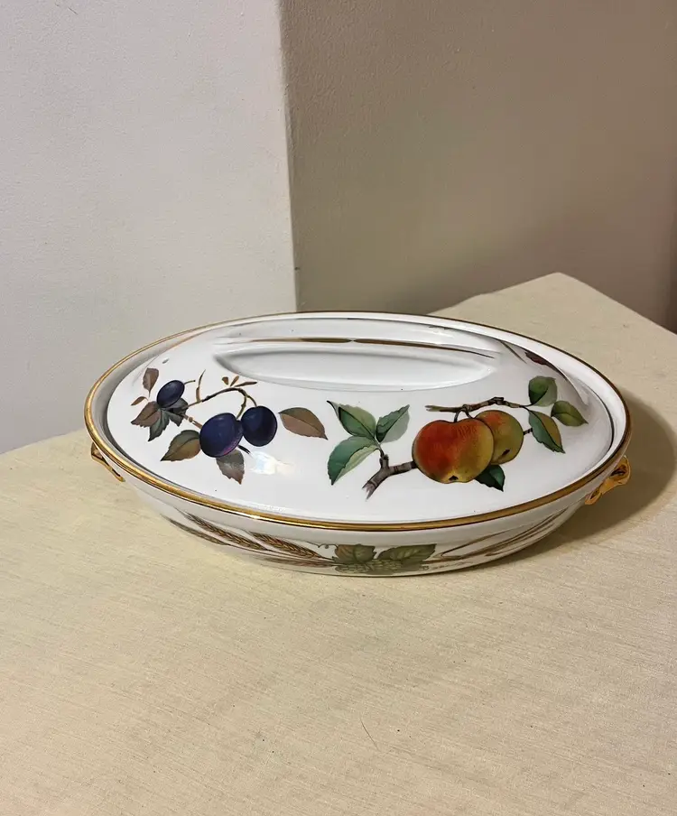 Vintage Royal Worchester Evesham pattern tureen. Sz 3 shape 21