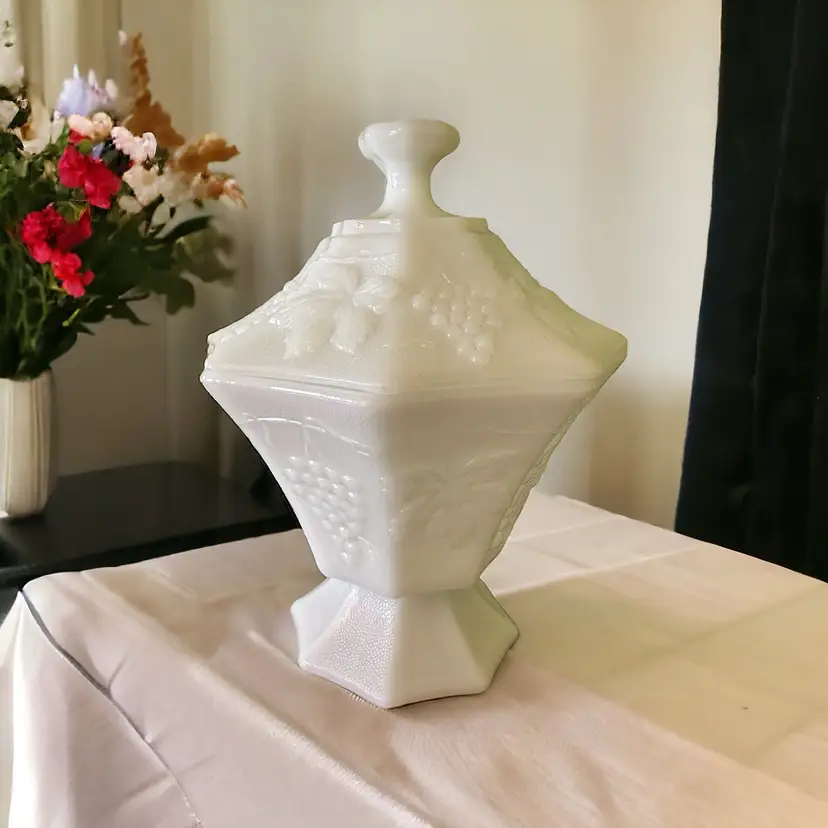 Vintage White Grapevine Milk Glass Candy Dish Anchor Hocking Grapes Lid 7”