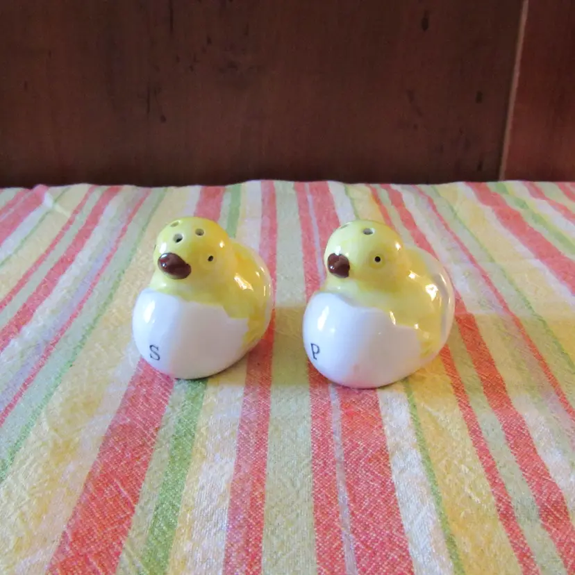 VTG Hatching Chicks Salt & Pepper Shakers