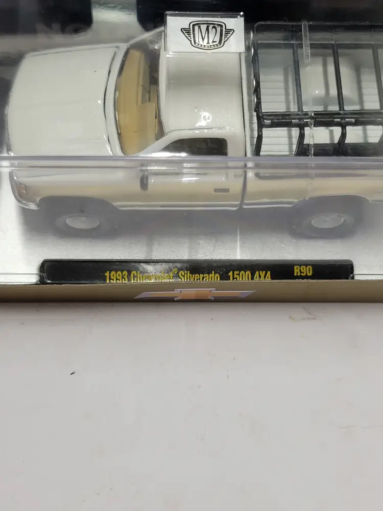 2025 M2 Machines - 1993 Chevrolet Silverado 1500 4x4 - R90 - 1/64 Pickup