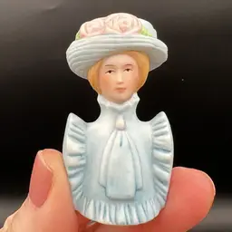 012. Avon 1982 Period Lady Thimble