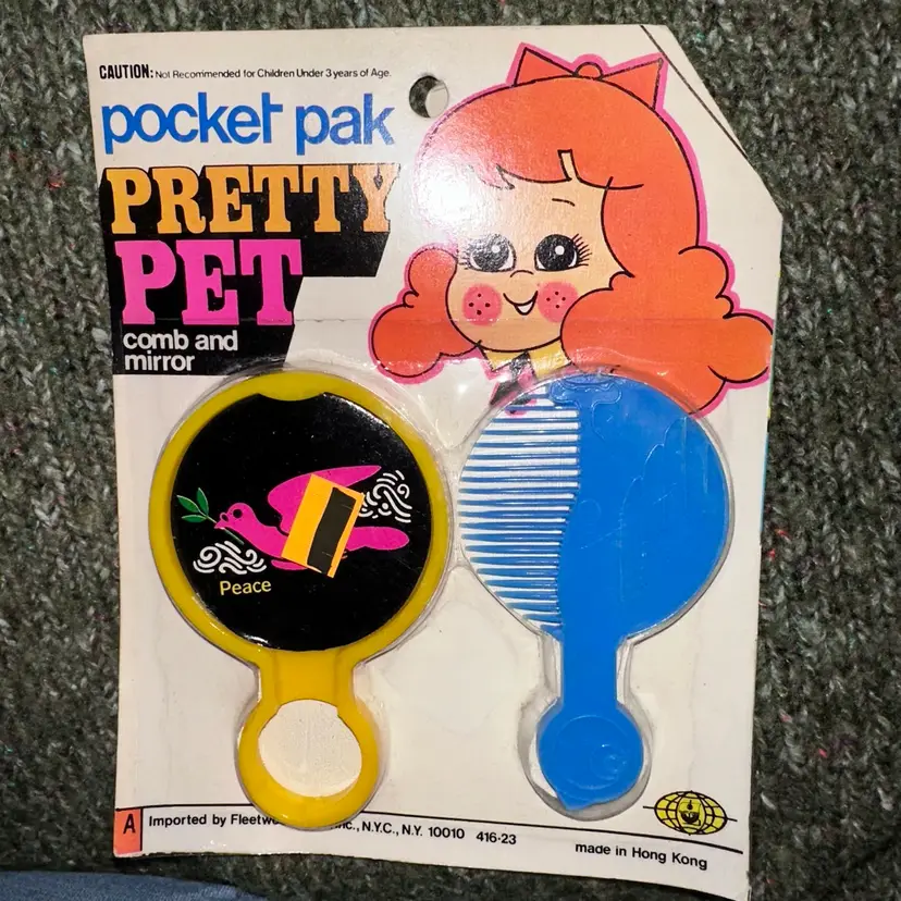 NOS RARE Vintage 1970s Fleetwood Toys Pocket Pak Pretty Pet Comb & Mirror Set Hong Kong