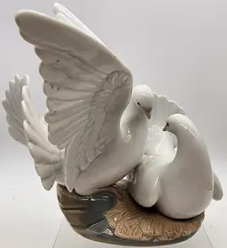 Lladro Porcelain 6291 Love Nest Figurine with 2 Dove Birds