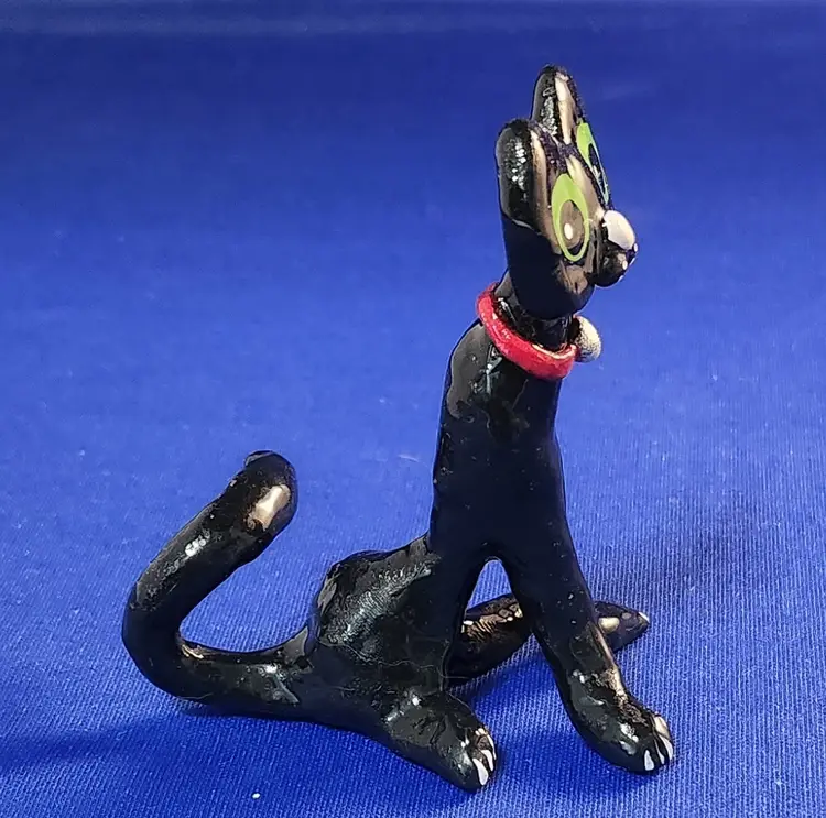 Noodle Cat: Sitting Black Noodle Cat with Red Collar