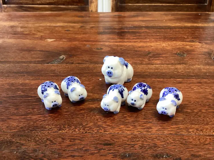 Blue And White Mama Pig With 5 Piglets