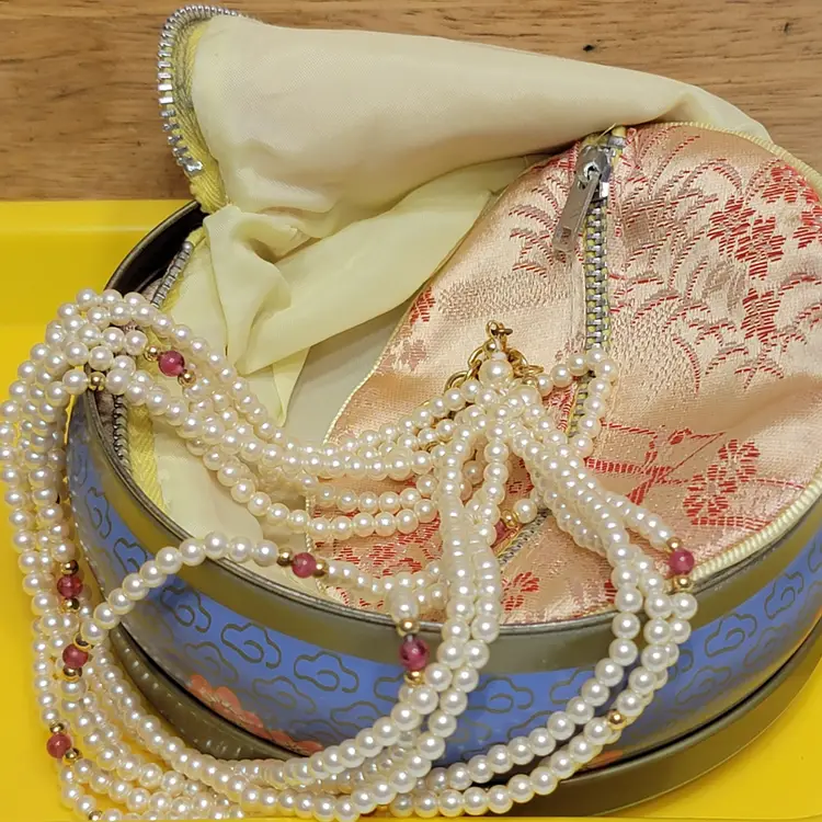 Daher tin with jewelry and jewelry holders