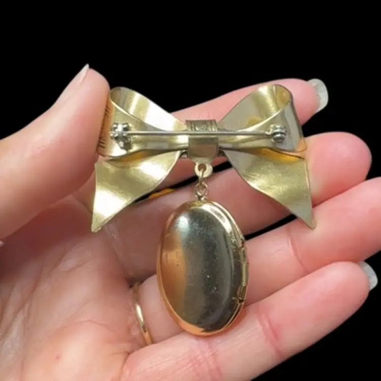 Vintage 1980’s Victorian Revival Cameo Locket Brooch GoldTone