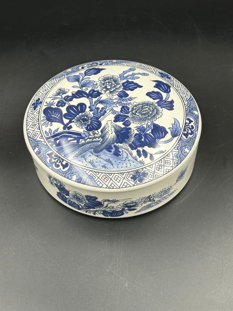 Tiffany& Co. Porcelain Blue And White Peony Pattern Round Trinket Jewelry Box.