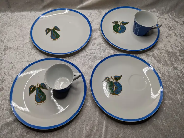 MCM George Briard snack plates set of 4 Forbidden Fruit Apple Pear 2 cups Blue White gold