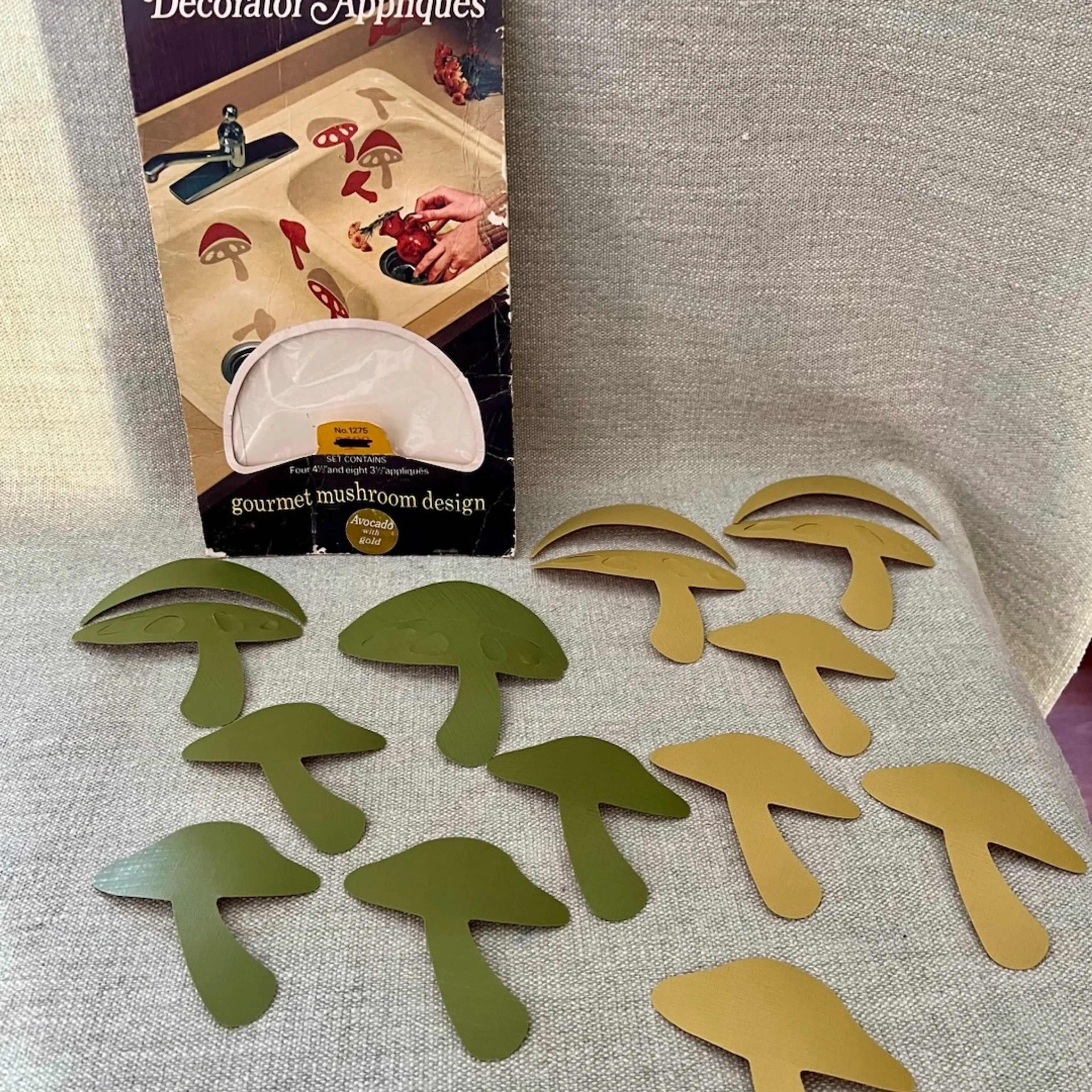 1972 Rubbermaid Decorator Appliques Gourmet Mushroom Design Avocado w Gold USA