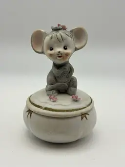 Vintage Napco ceramic mouse figurine trinket box. 3.5”