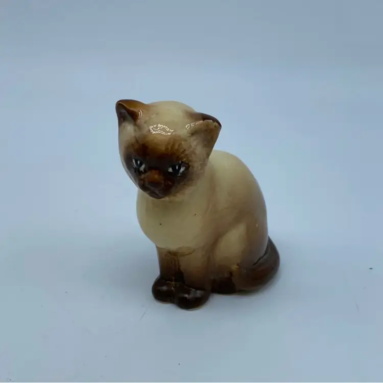 #1458 Vintage ceramic Siamese cat figurine with a glossy glaze.