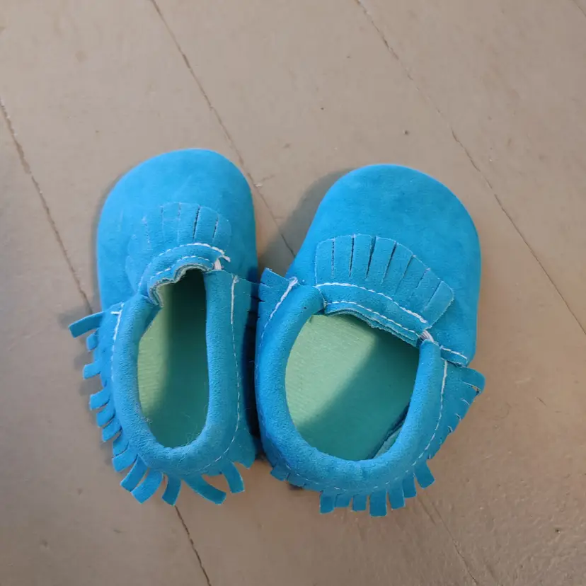 Shoes: Brand- Unknown. Size- baby 2. Teal moccasins. Good condition. See pics.