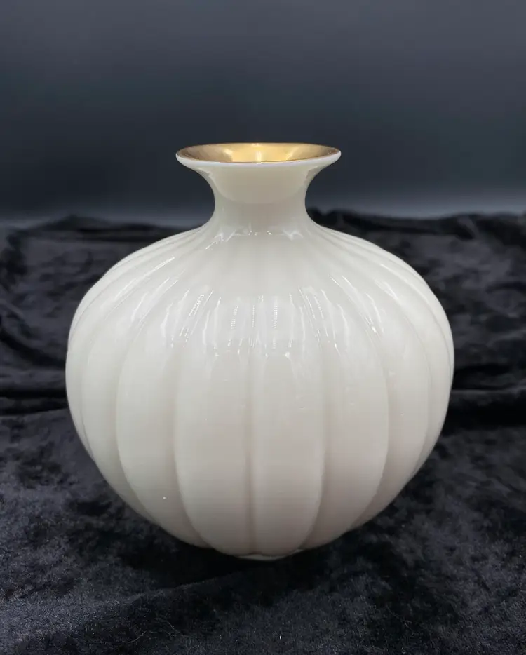 Lenox (USA) Ivory Porcelain Sweetbriar Bud Vase Ribbed, 24K Gold Rim, 4.6", MINT