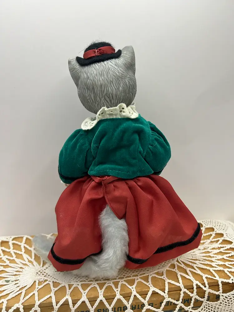 Victoria Ashlea Cat On Stand