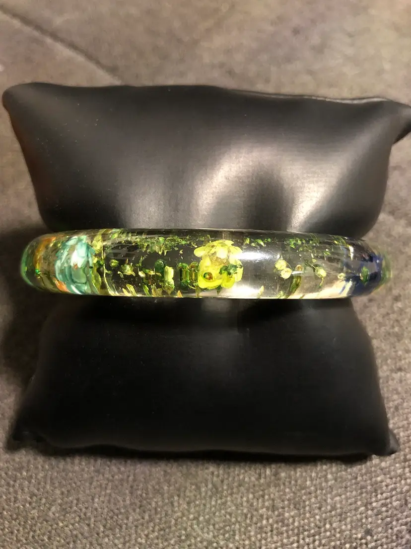 Vintage Colorful Flowers in Lucite Bangle Bracelet