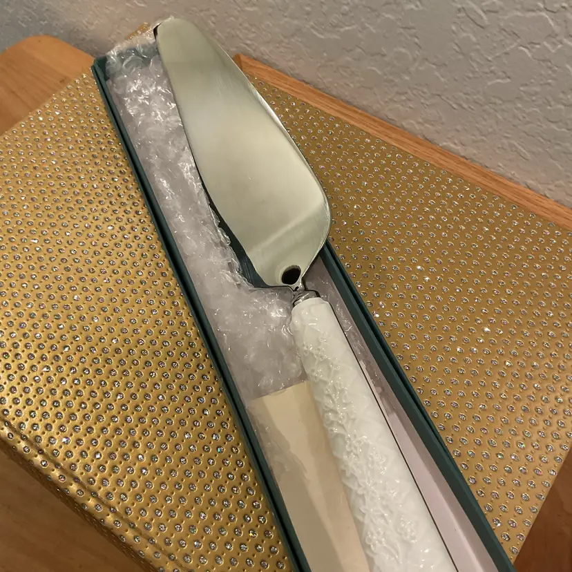 Lenox Cake Server Porcelain Handle