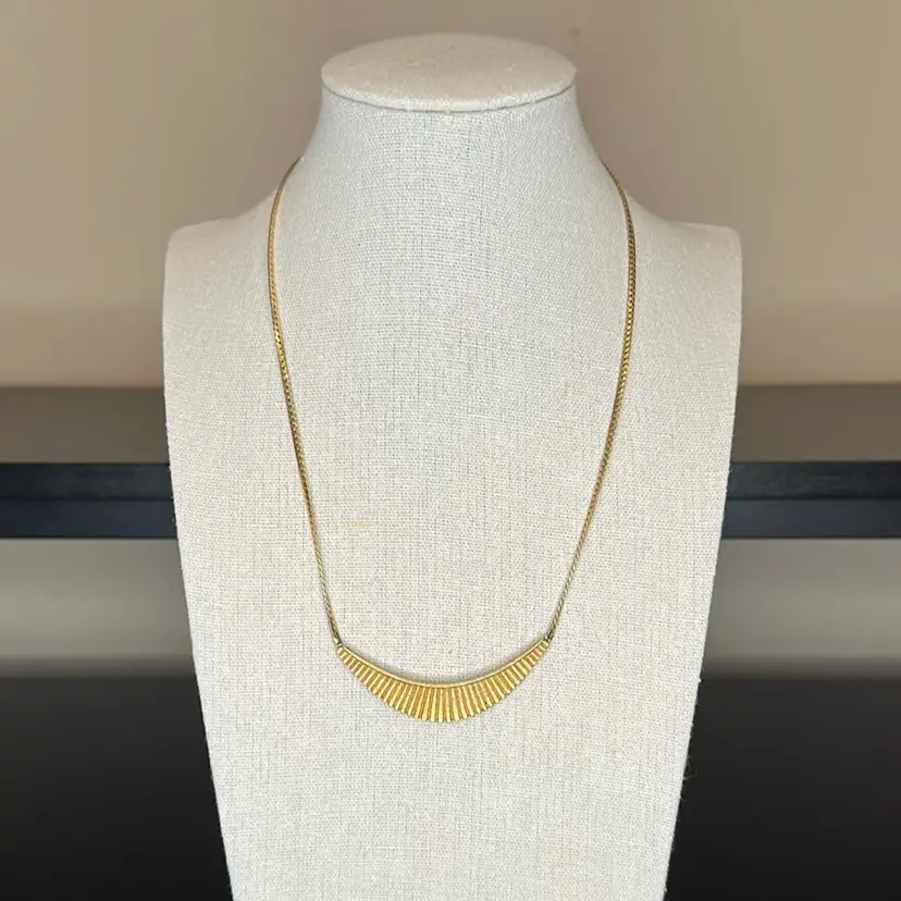 A032- Avon Gold-tone Fan Necklace