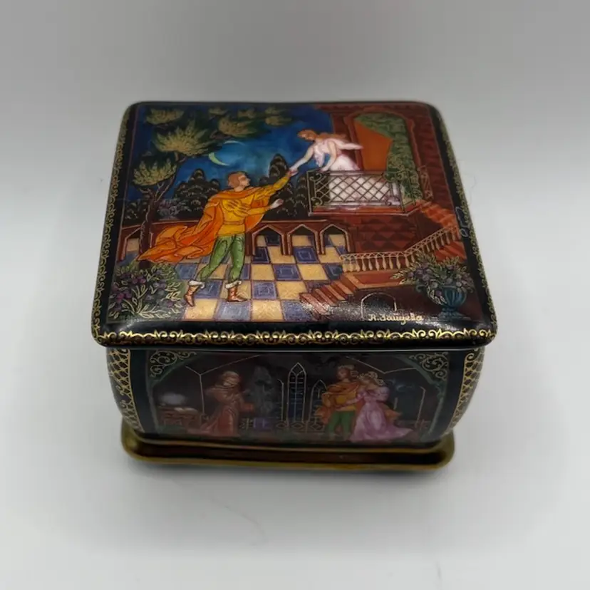 1992 Ardleigh Elliott & Sons Russian Romeo and Juliet Porcelain Music Box