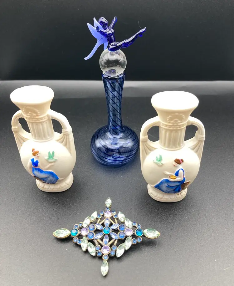 I’ve Got The Blues Vignette! Vintage Signed Perfume W/Dauber (4 1/2” T 2” W) 2 Japan Vases (3” T 1 1/2” W) And UV Reactive Brooch (2 1/2” x 2”) 😎❤️😎 READ! Dauber Missing Half A Leg.