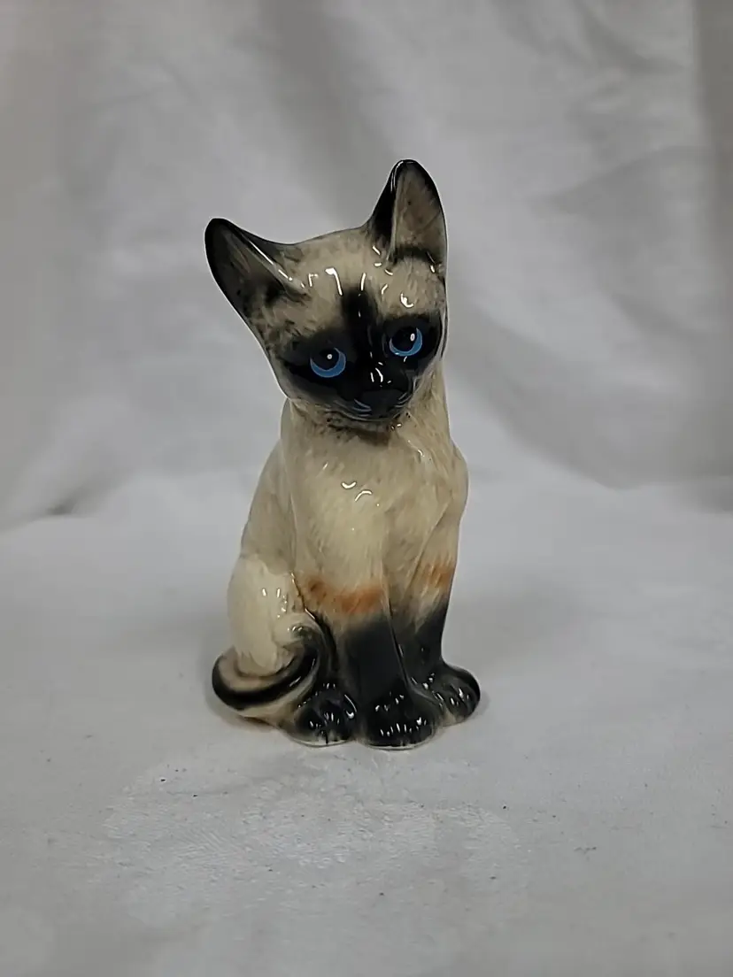 Siamese Cat Figurine, Blue Eyes, Porcelain, Glossy Finish