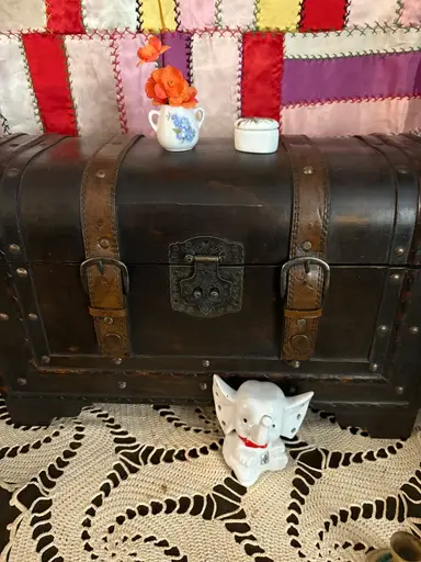 Choice Sale $2 starting bid, including Christmas Ornaments 