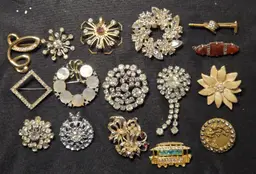 16 Vintage COSTUME JEWELRY BROOCH LOT SILVER and GOLD TONE RHINESTONE GEMS. 1 signed LISNER