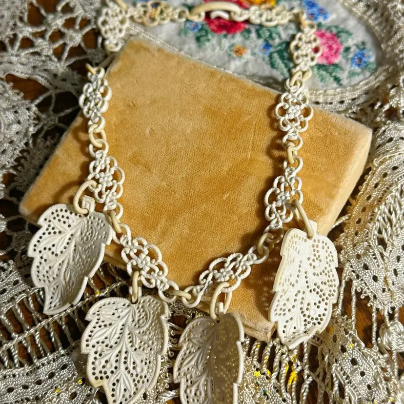 Vintage Celluloid Leaves Necklace 15”
