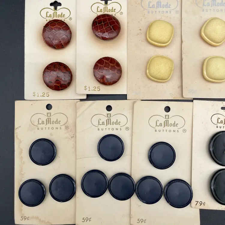 Lot Of 12 Vintage La Mode Cards Of Buttons