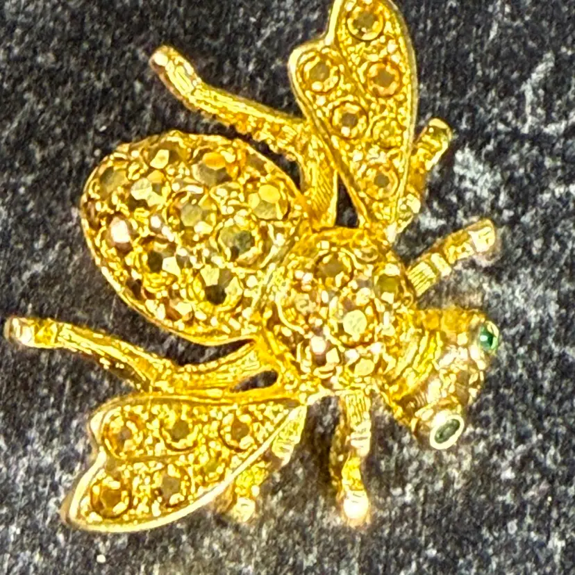 Joan River Goldtone Reflective Gold Rhinestones Bee 🐝 Brooch Pin 1”