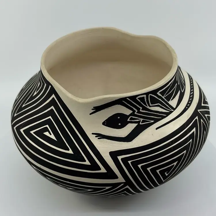 Native American Tina Garcia Acoma Pottery New Mexico Black White Geometric Lizard Planter Vase 5H 6.5Dia