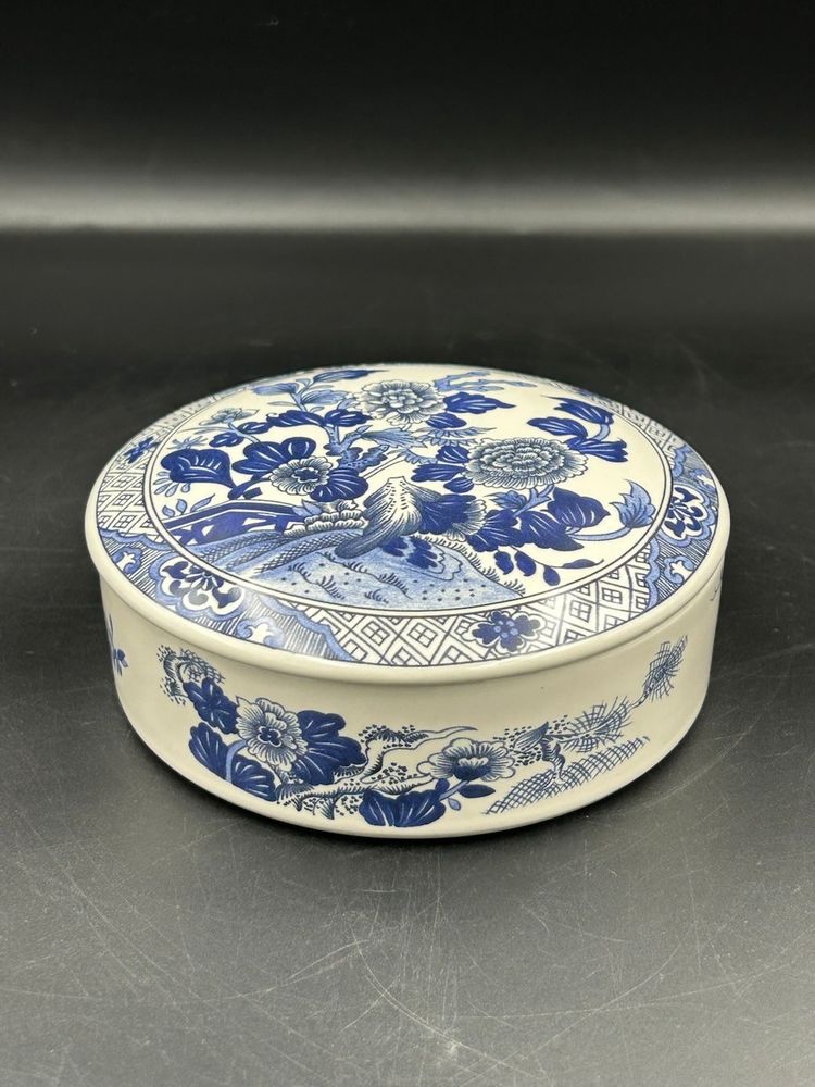 Tiffany& Co. Porcelain Blue And White Peony Pattern Round Trinket Jewelry Box.
