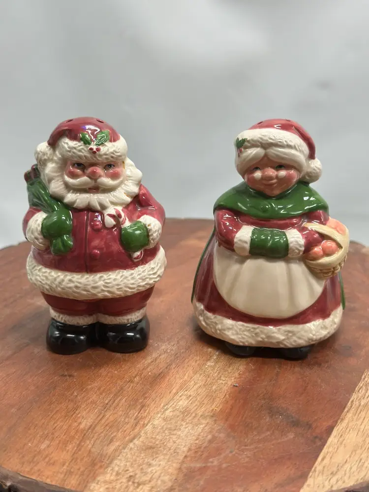 Vintage OTAGIRI Ceramic SANTA & Mrs Claus Salt & Pepper Shaker Set Malaysia