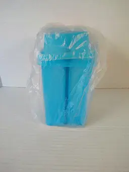 Tupperware Pick a Delly Pickle Keeper #1332 Aqua Blue/Teal