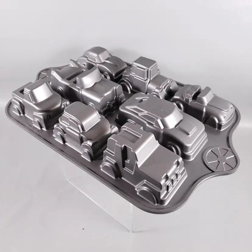 Nordic Ware CLASSIC CAR Automobile Cast Aluminum Heavy Metal CAKE PAN