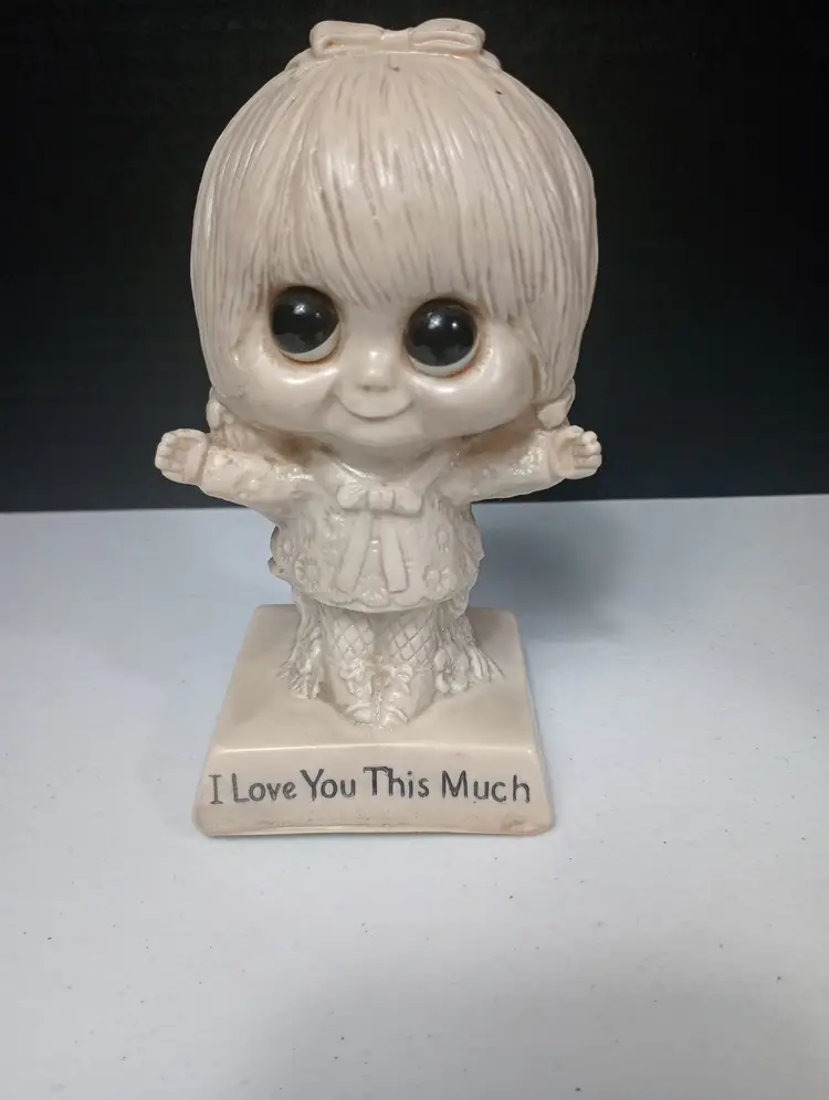 1970 Made in the USA R&W Berries Co "I Love This Much" Big Eyed Girl Figurine