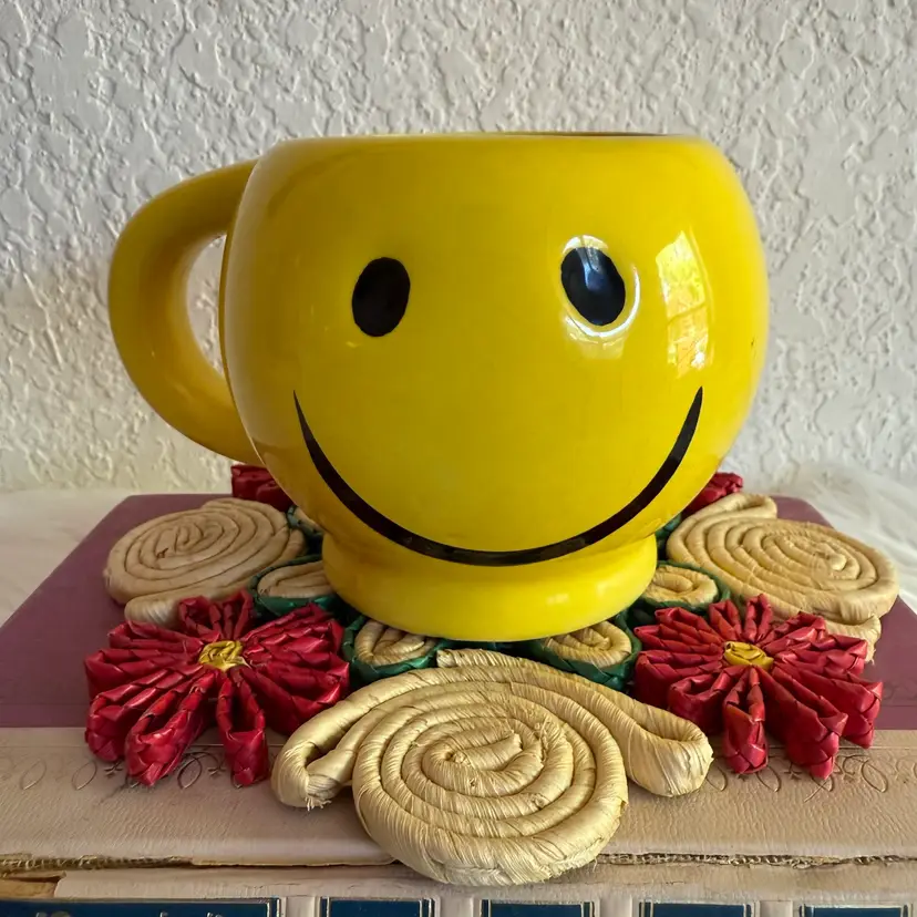 Vintage 80s Iconic Yellow Smiley Face AS SEEN ON Friends Coffee Mug Novelty Cup