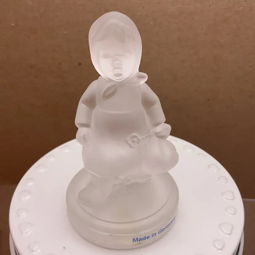 VTG Goebel M J Hummel "Grandma's Girl" Frosted Satin Glass Figurine 1992 3.25”