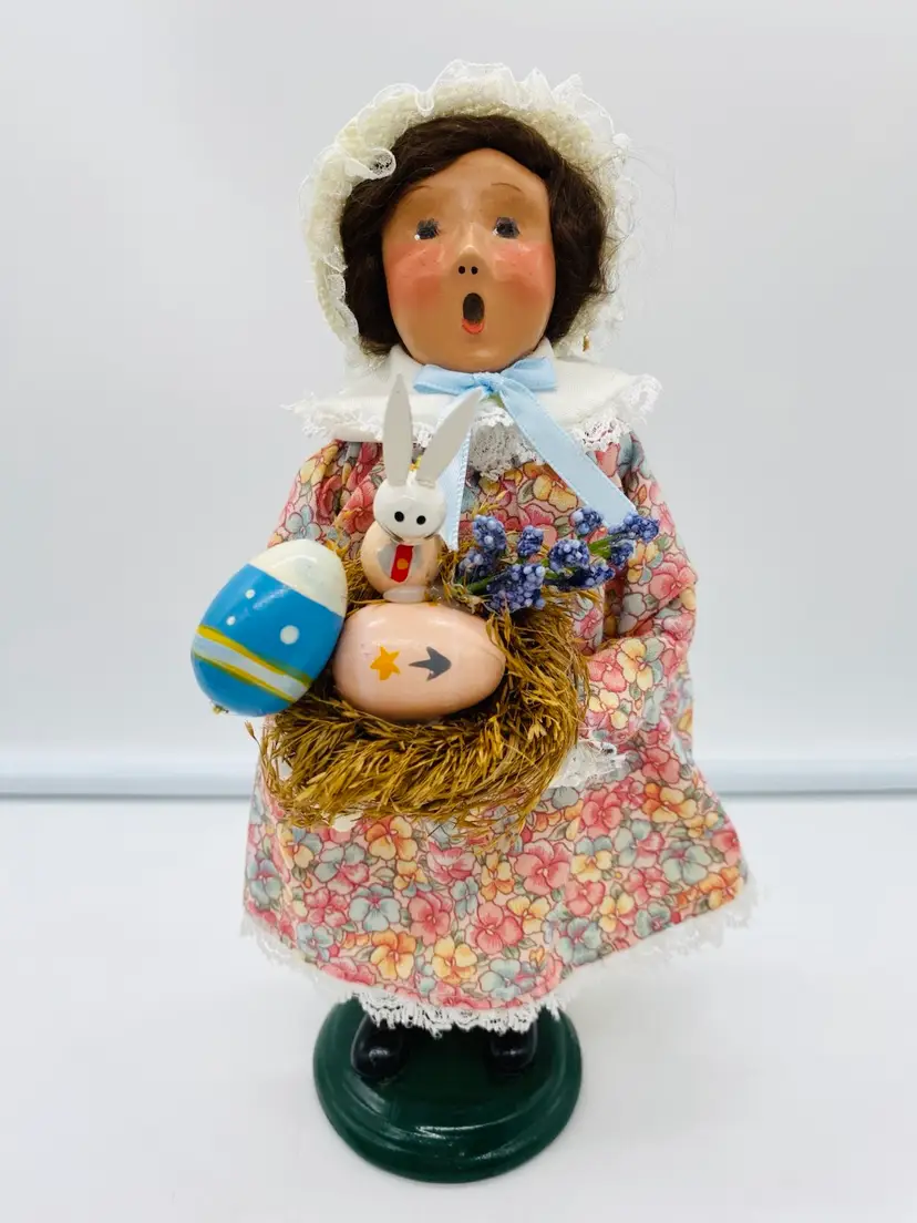 Byers Choice Caroler Freckled Girl Basket Nest With Eggs Bunny Flowers Flowered Dress 2002
