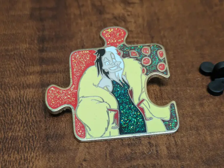 Disney LE500 Pin Cruella De Vil Character Connection Puzzle Villains Chaser