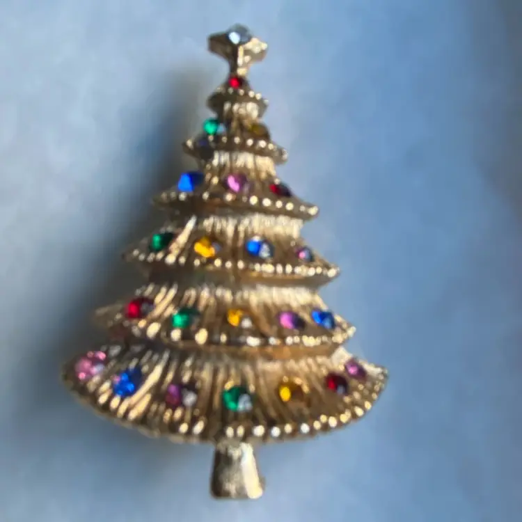 VINTAGE CHRISTMAS TREE BROOCH OR PIN (JONETTE JEWELRY TIERED GOLD TREE WITH COLORED RHINESTONES)
