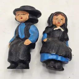 Cast Iron Amish couple miniature Figurine Vintage sitters
