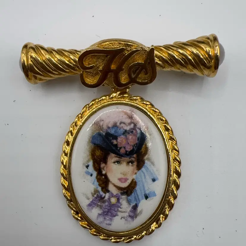 Avon Presidents Club Mrs. Albee Pin Brooch 1996-1997 Victorian Themed Gold Tone NIB