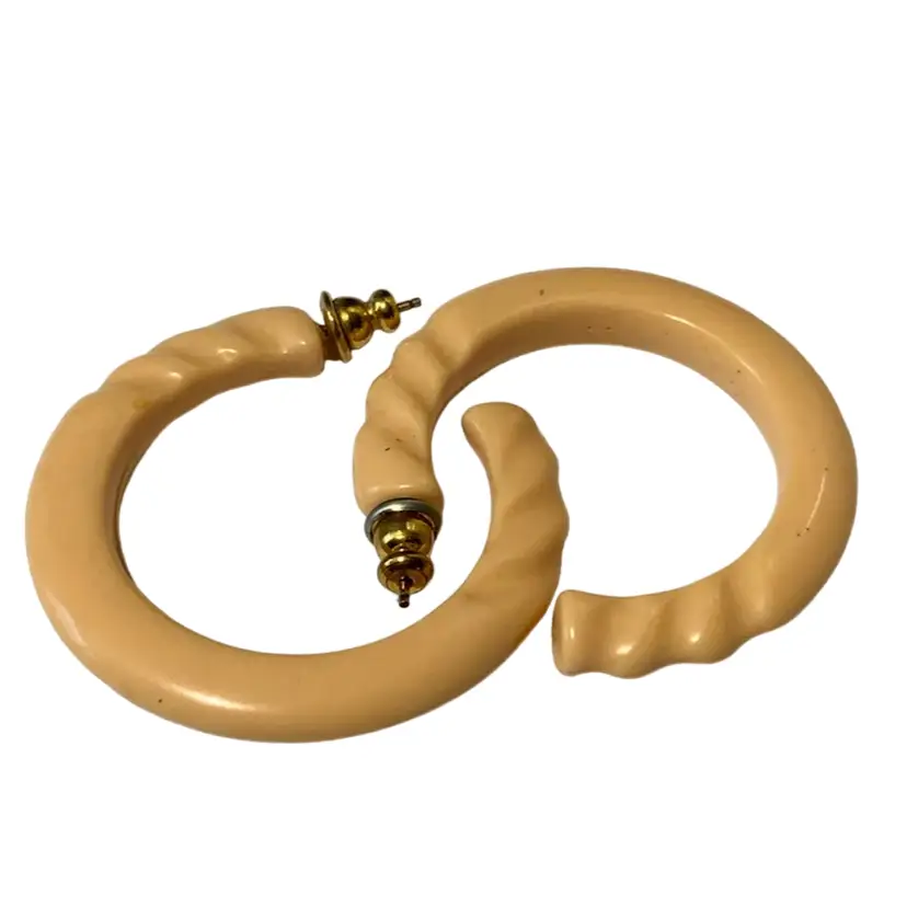 Vintage Costume Jewelry Bone White Acrylic On Gold Tone Metallic Post Earrings 