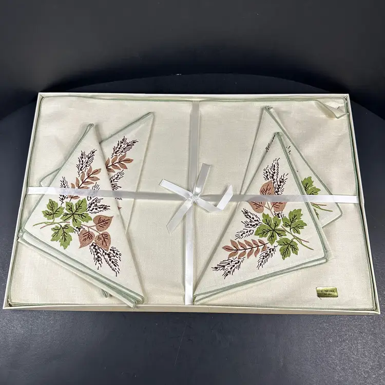 Vintage Timely Linens 4 Placemat and 4 Napkins Set, Fall Leaves Linen